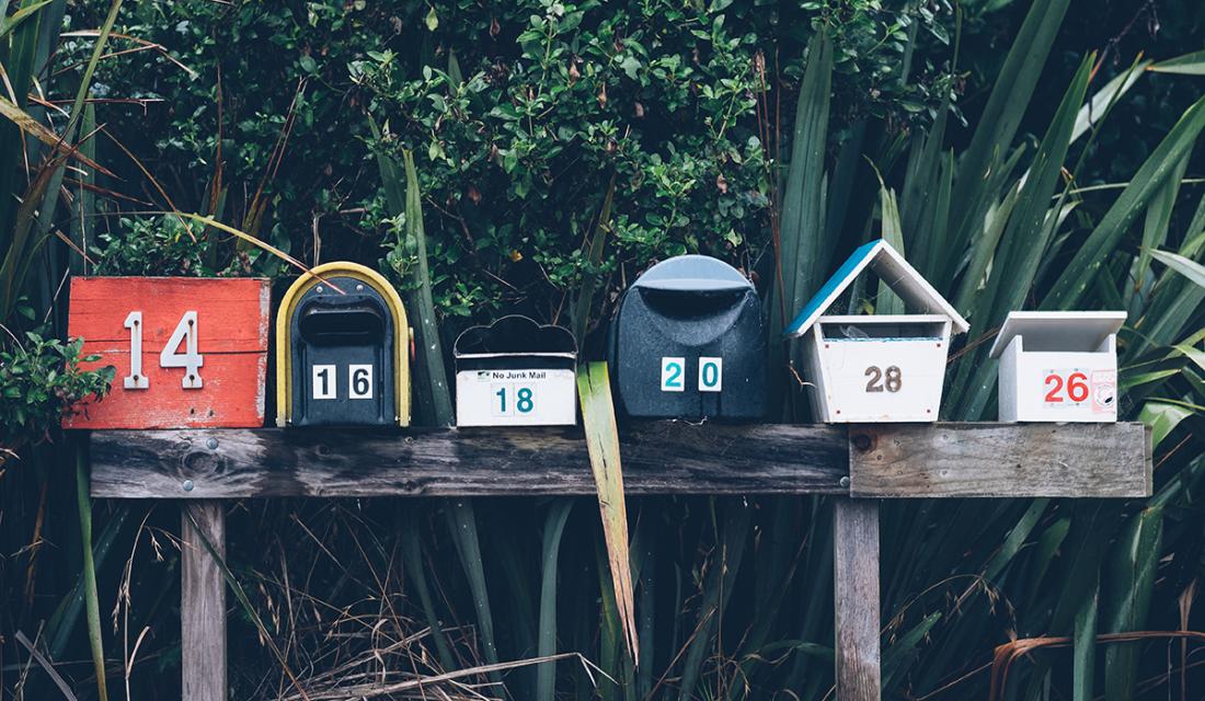 Viele verschiedene Postkästen nebeneinander
