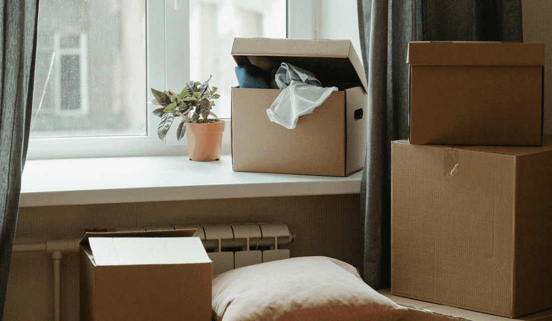 Umzugskartons an einem Fenster