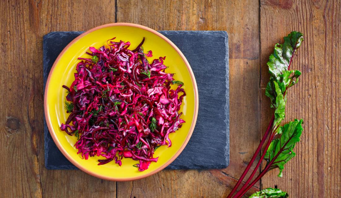Ein Teller mit Rotkohlsalat