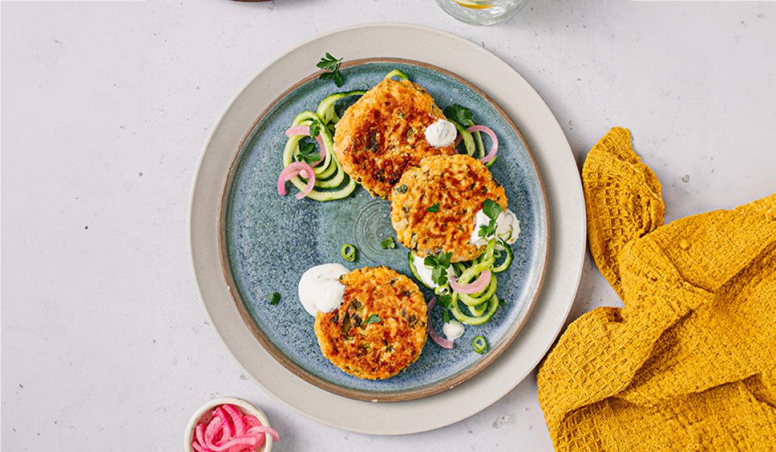 Drei Frikadellen auf einem Teller