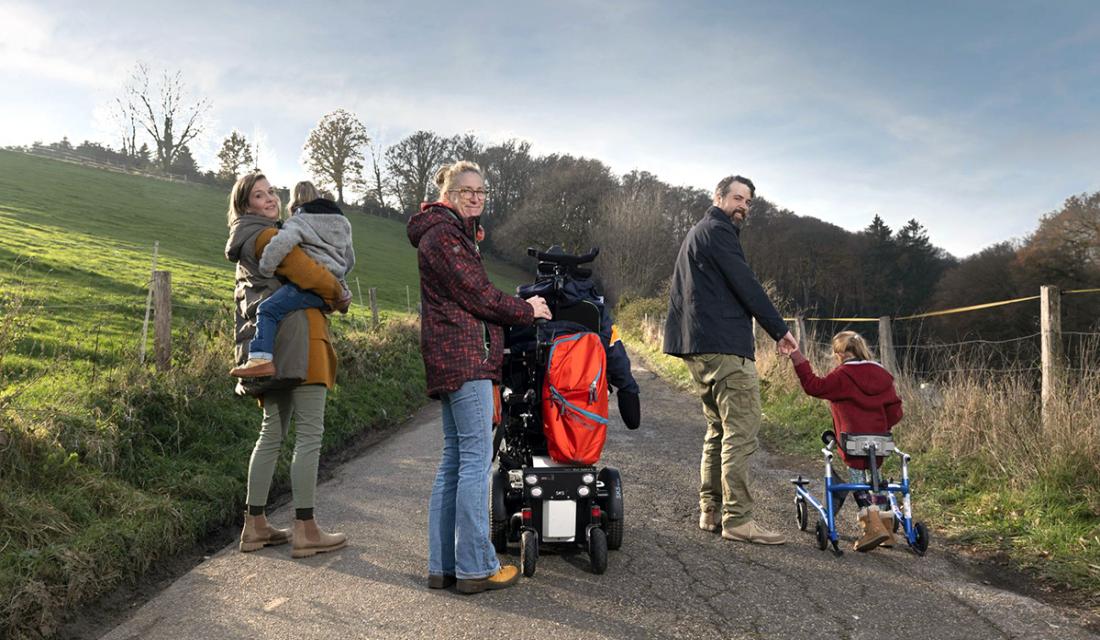 Familie mit Kindern beim Spaziergang