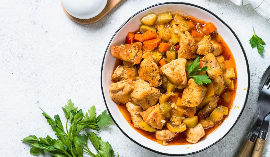 Gulasch in einer Schale