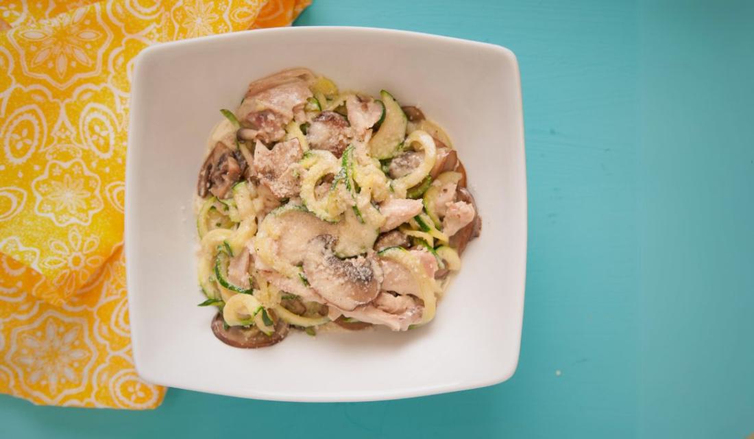 Nudeln, Hähnchen und Gemüse in einer Schale