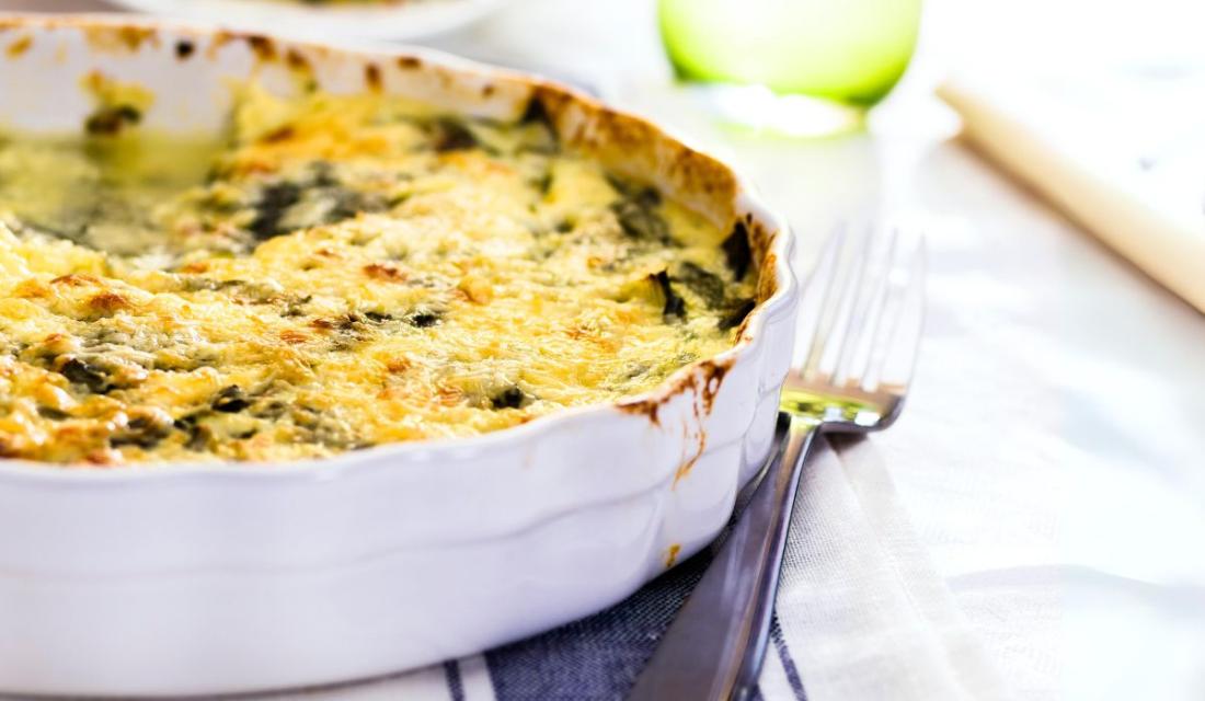 Spinatauflauf in einer Auflaufform