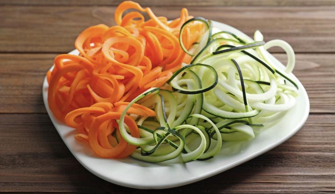 Zucchini- und Möhrenstreifen auf einem Teller