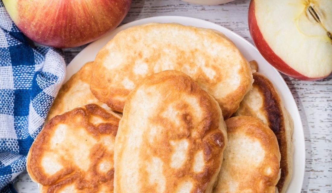 Apfelpfannkuchen auf einem Teller