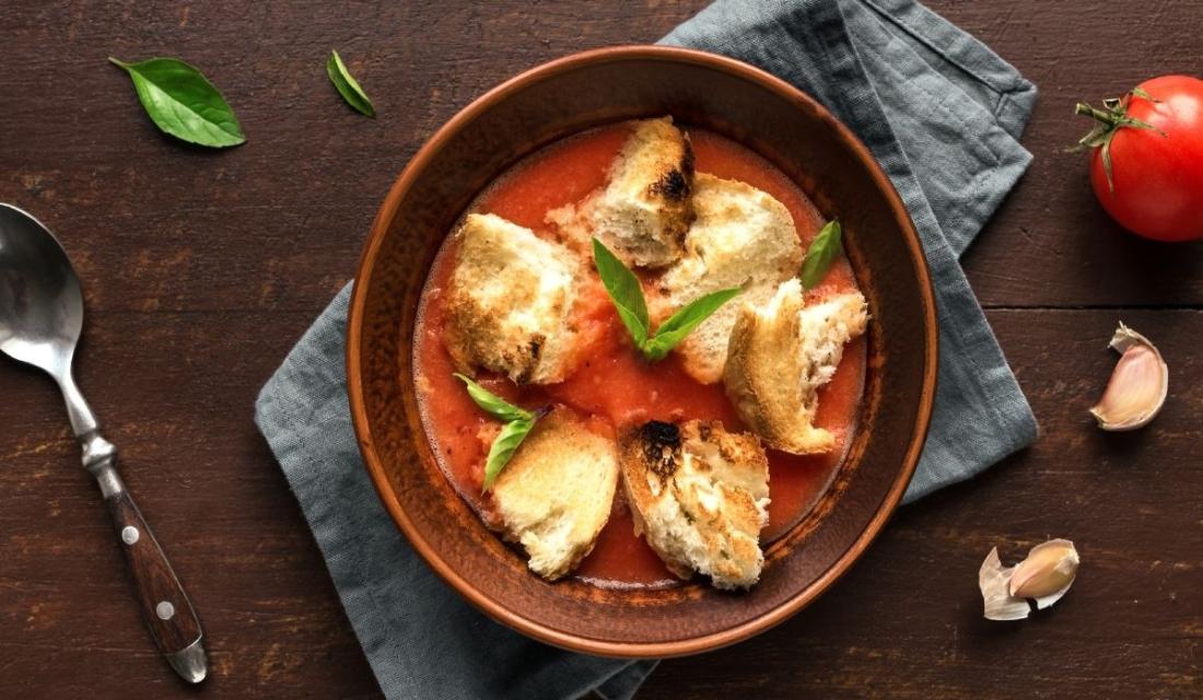 Pappa al Pomodoro: Tomatensuppe mit Brot in einer Schale