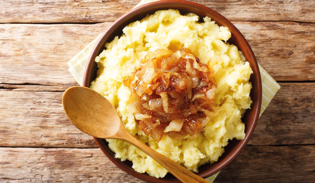 Apfel-Zwiebel-Gemüse und Kartoffelpüree