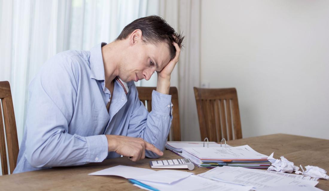 Verzweifelter Schuldner mit Unterlagen