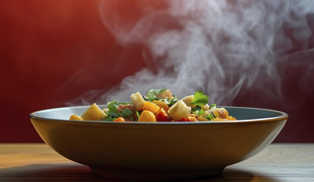 Eine schüssel dampendes Essen