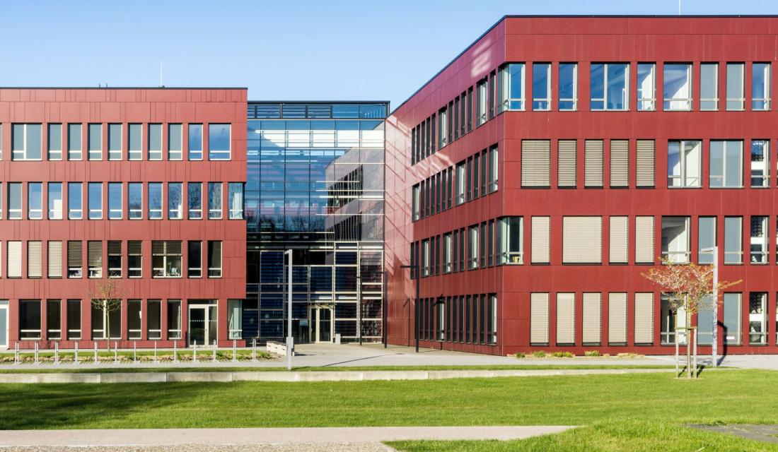 Fensterfront eines roten Gebäudes