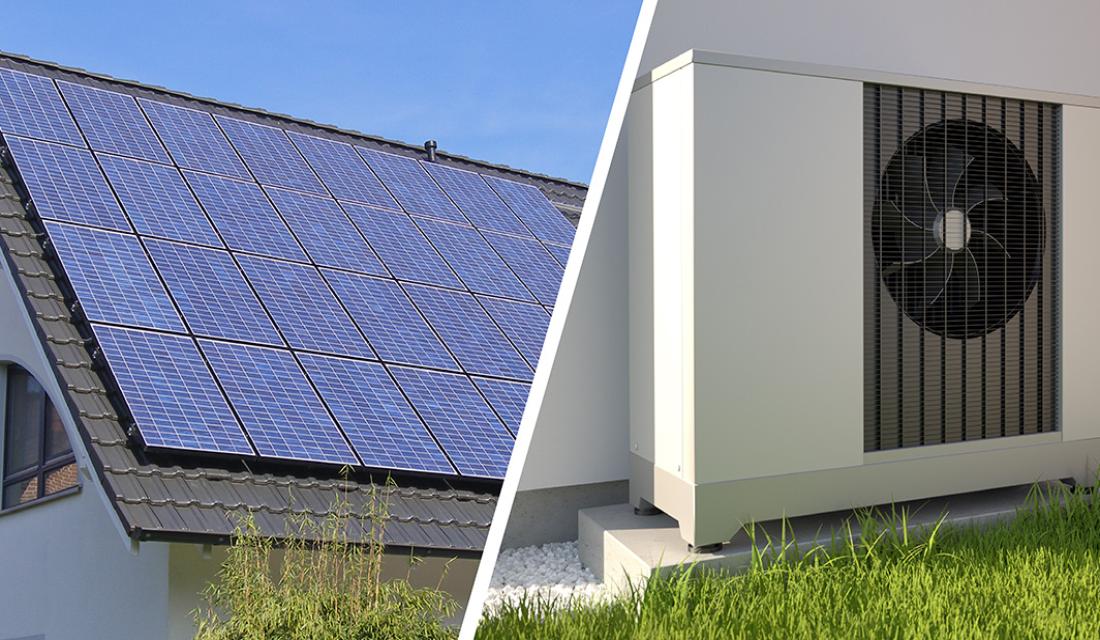 Links: Hausdach mit einer Photovoltaik-Anlage, rechts: Wärmepumpe vor weißer Hauswand