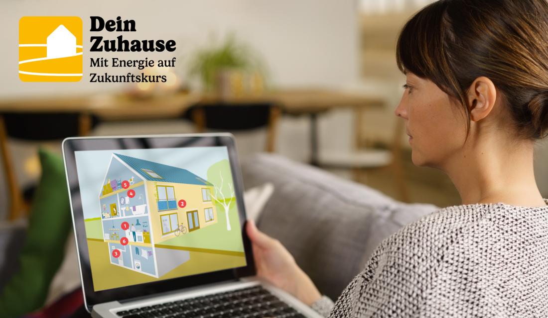 Frau sitzt am Laptop, auf dem ein Haus dargestellt wird