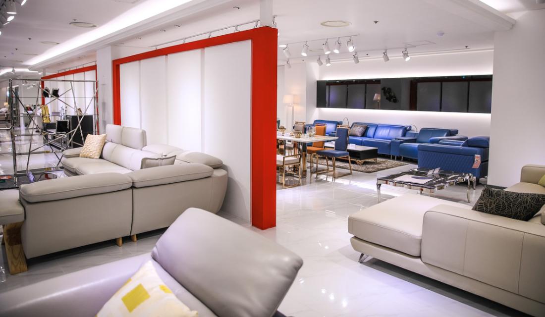 Verschiedene Sofas in einem Möbelhaus