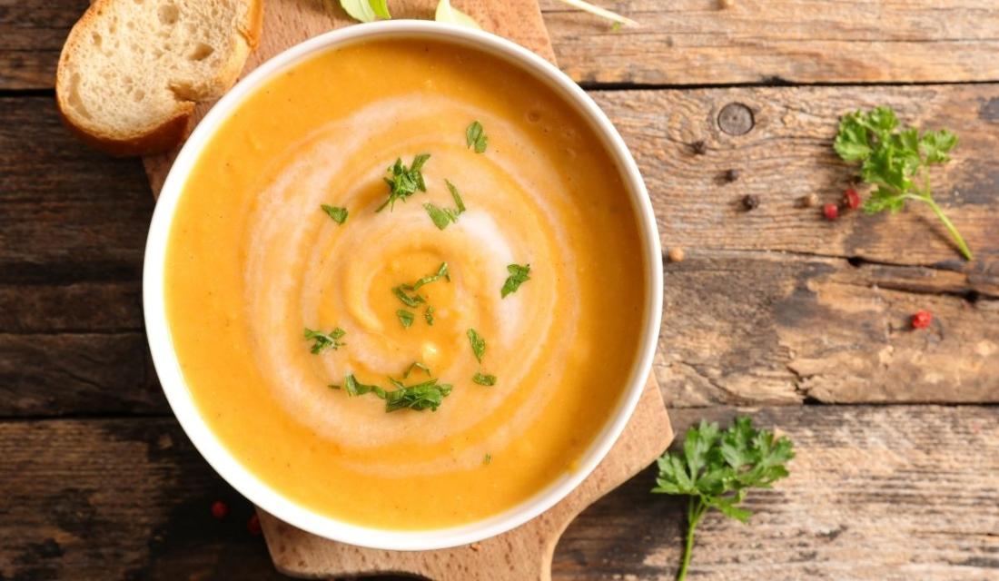 Ein Schale Kürbissuppe