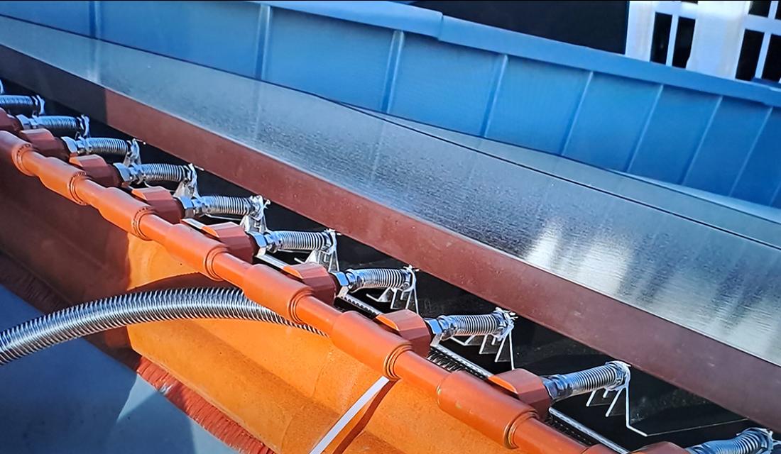 PVT-Modul auf Hausdach, Ansicht von oben auf die Anschlüsse