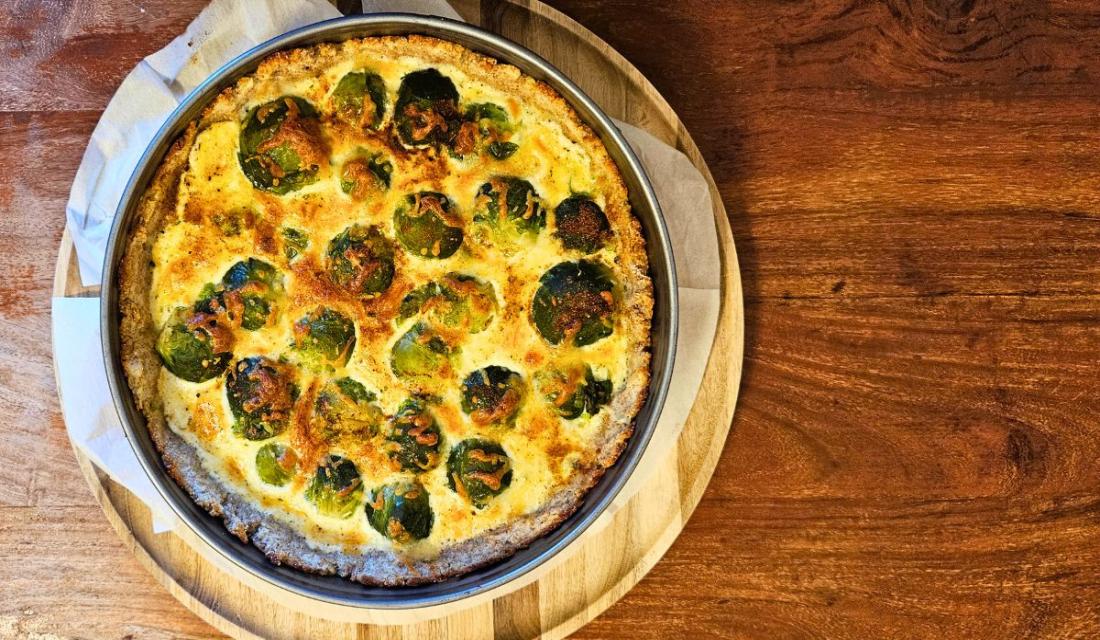 Rosenkohl-Quiche in einer Auflaufform