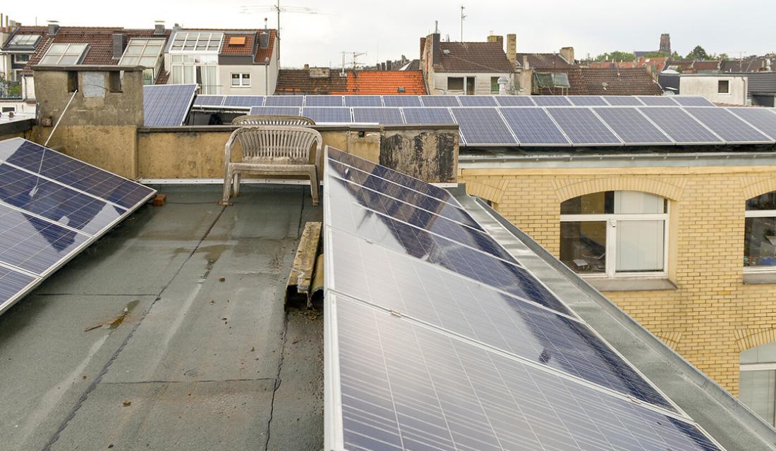 Photovoltaikmodule auf Hausdächern von zwei Mehrfamilienhäusern