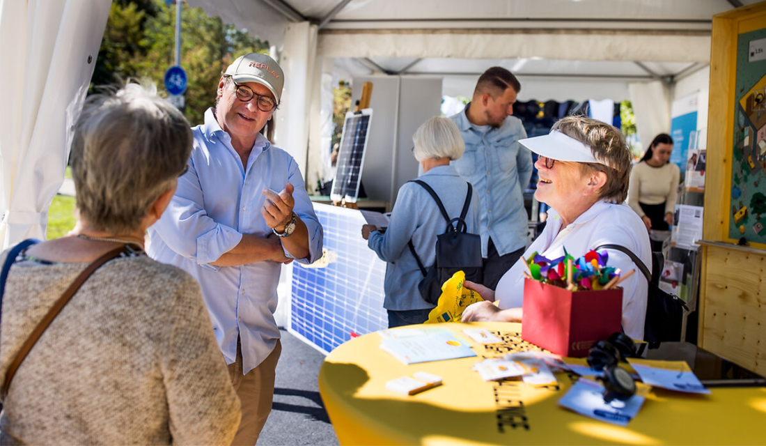 Energieberater Thomas Bertram berät Verbraucher:innen am Stand