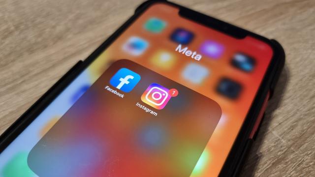 werbung bei safari ausschalten Logos der Apps Facebook und Instagram auf einem Smartphone