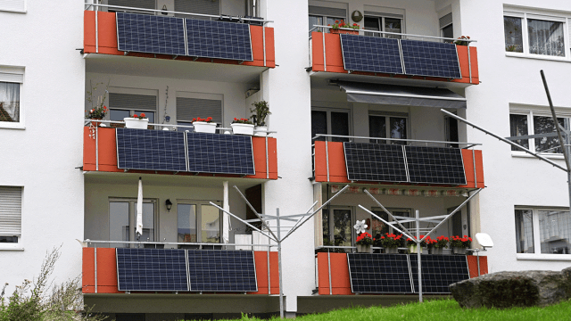 werbung bei safari ausschalten Hausfront mit mehreren Balkonen mit Steckersolarmodulen
