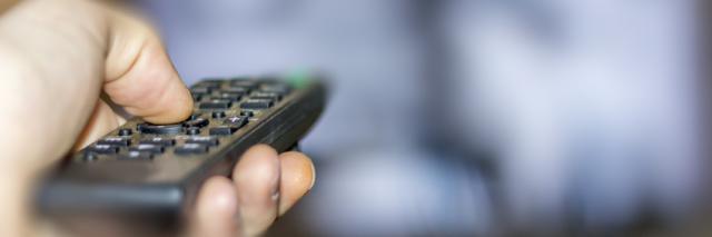 Eine Fernbedienugn vor dem TV-Gerät
