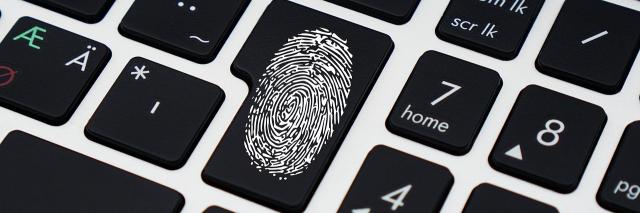 Computertastatur mit einem Fingerabdruck