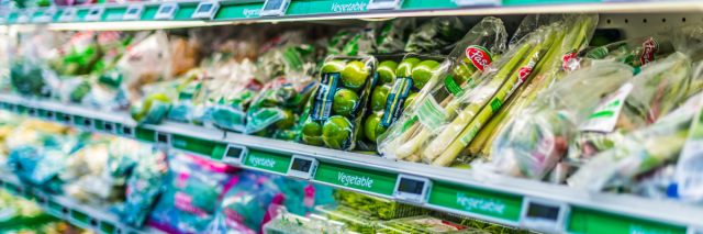 In einem Supermarktregal liegt Gemüse, in Plastik verpackt.