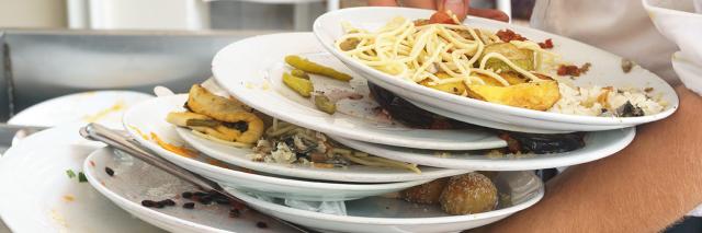 Schmutzige Teller mit Essensresten