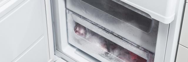 Ein geöffneter Gefrierschrank mit eingefrorenen Lebensmitteln