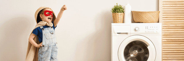 Kind neben Waschmaschine