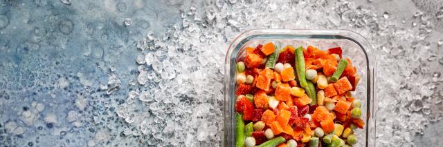 Gefrorenes gemischtes Gemüse in Glasdose