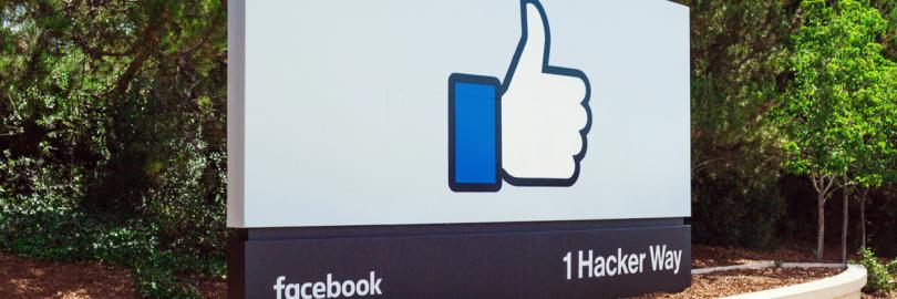 Großes Firmenschild vor dem Facebook-Hauptquartier in Menlo Park, Kalifornien.