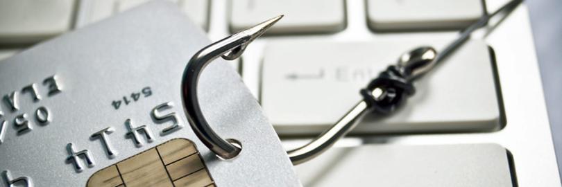 Kreditkarte an Angelhaken auf Tastatur