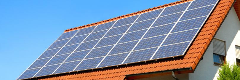 Dach mit Photovoltaikanlage