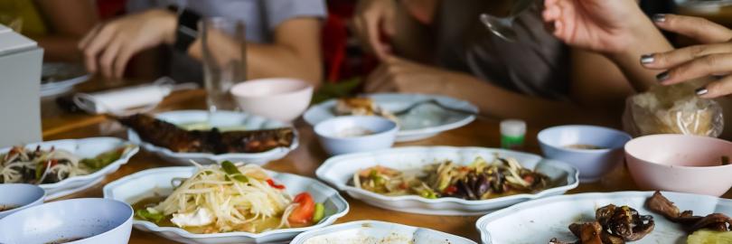Lebensmittelreste bei einem Restaurantbesuch