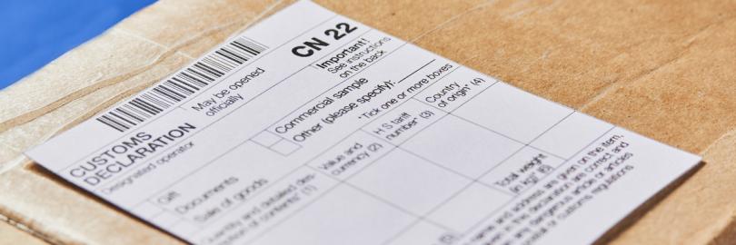 Ein Paket mit einem Zollformular