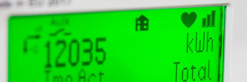 Ein grünes Smart-Meter-Display, das Kilowattstunden anzeigt