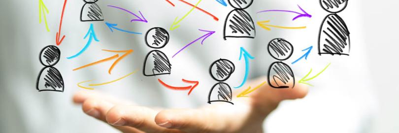 Illustration zur Vernetzung mit Hand und Spielfiguren