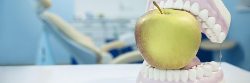 Apfel in einem künstlichen Gebiss