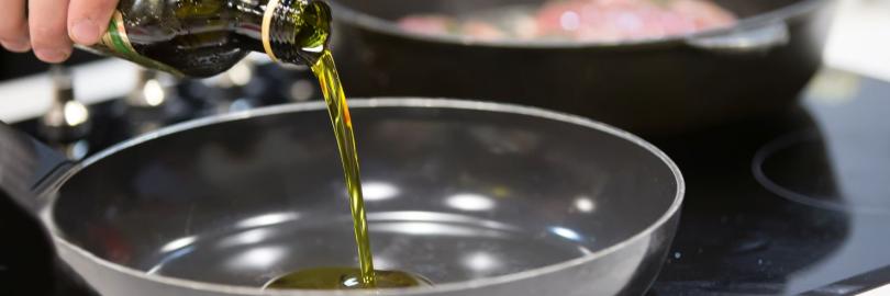 In eine auf dem Herd stehende Pfanne wird Öl gegossen