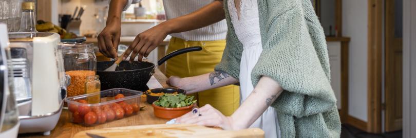 Zwei Frauen kochen gemeinsam