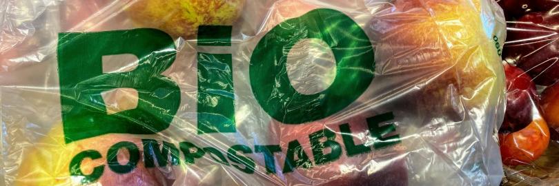 Plastiktüte mit Äpfel und der Aufschrift "Bio compostable"