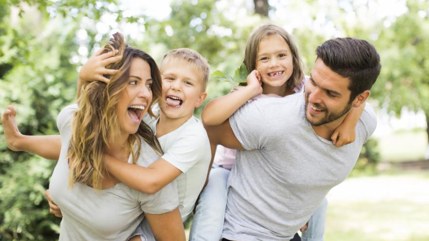 Familie mit den Kinder in der Freizeit