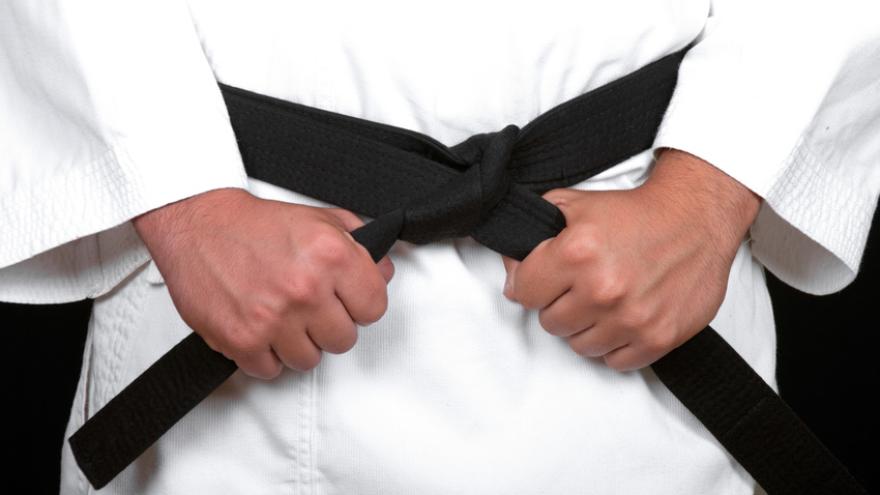 Karatekämpfer im Anzug mit schwarzem Gürtel