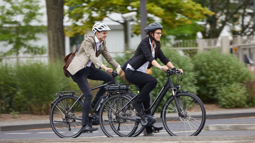 Zwei Radfahrer in der Stadt