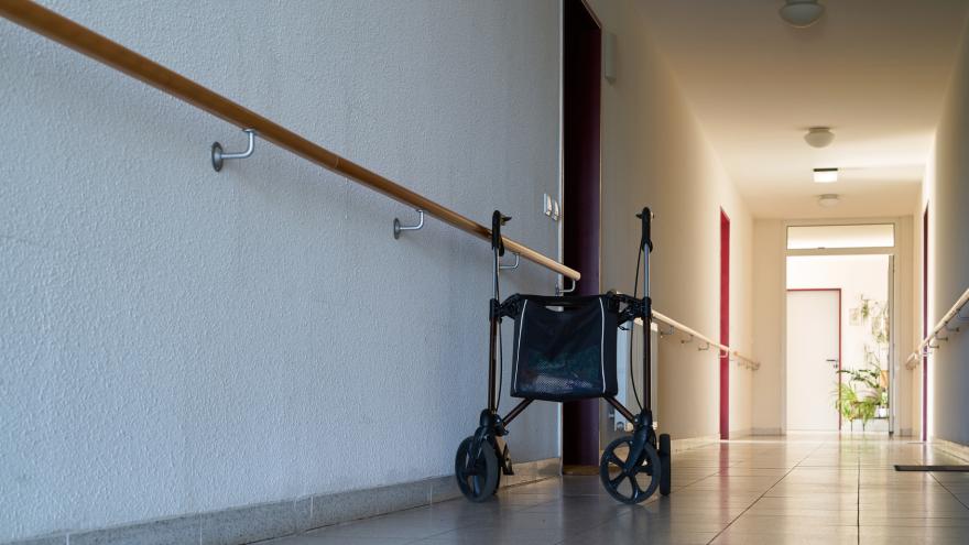 Gang in einem Pflegeheim mit Rollator