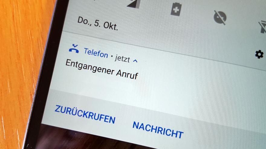 Auf einem Smartphone-Display ist der Hinweis "Entgangener Anruf" zu sehen.