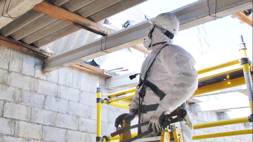 Asbest: Arbeiter in Schutzkleidung bei Sanierungsarbeiten