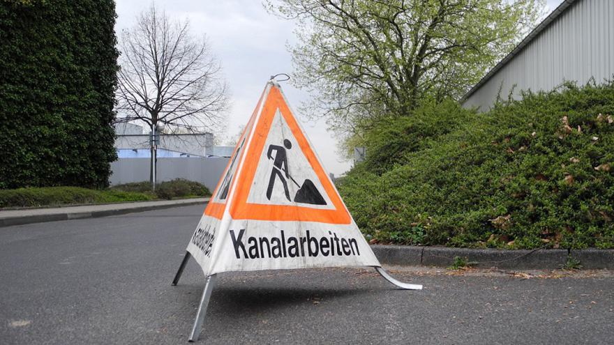 Hinweisschild für Kanalarbeiten